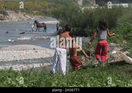 Tarlungeni, Brasov, Roumanie, 22 août 2009 : les enfants tsiganes jouent sur la rivière. Banque D'Images