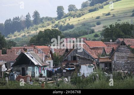 Tarlungeni, Brasov, Roumanie, 22 août 2009 : Gypsy maisons de Tarlungeni, près de Brasov Banque D'Images