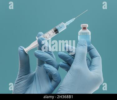 seringue de flacon de vaccin tenue par un médecin avec des gants.Résolution et superbe photo de haute qualité Banque D'Images