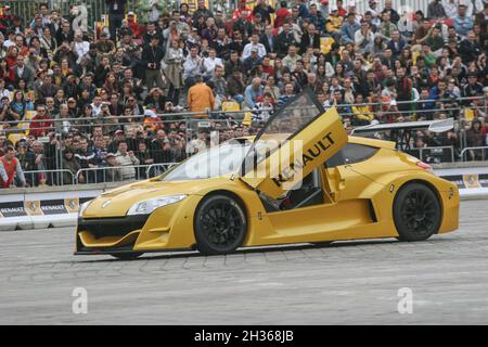 Bucarest, Roumanie, 10 Octobre 2009 : une voiture de course Renault prend un permis de manifestation à l'occasion de Renault Road show qui a eu lieu à Bucarest. Banque D'Images