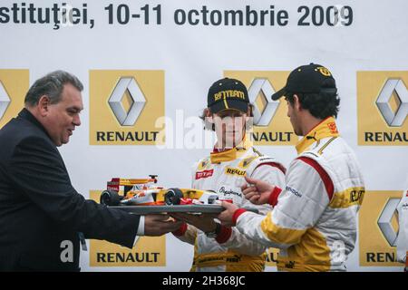 Bucarest, Roumanie, 10 Octobre 2009 : Les pilotes de l'équipe Renault reçoit d'un organisateur d'une course de voiture, maquette à l'occasion de road show Renault Banque D'Images