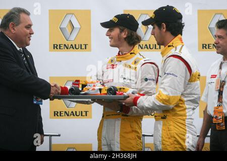 Bucarest, Roumanie, 10 Octobre 2009 : Les pilotes de l'équipe Renault reçoit d'un organisateur d'une course de voiture, maquette à l'occasion de road show Renault Banque D'Images