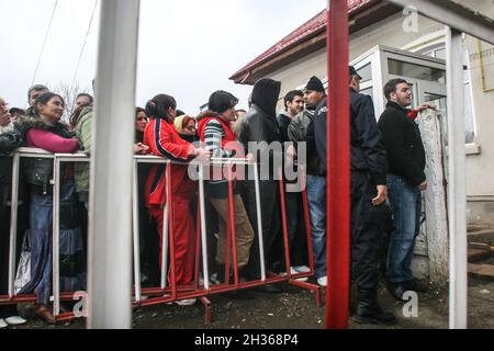 Cretesti, Comté d'Ilfov, Roumanie, 6 décembre 2009 : personnes en file d'attente pour voter au Cretesti, Comté d'Ilfov. Banque D'Images