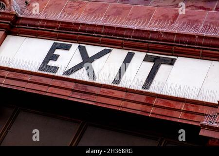 Signe de l'existence sur la station de métro de Londres à Strand ou Aldwych maintenant fermée sans personne Banque D'Images