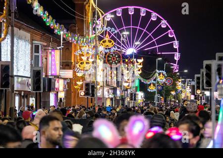 Le voyant Diwali s'allume chaque année à Leicester.Des milliers de personnes ont essaié dans le Golden Mile la région de Leicester le long de la route Belgrave pour célébrer le début du festival.Le festival est l'un des plus grands festivals de Diwali en Europe.Les lumières le long du Golden Mile Banque D'Images