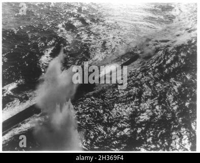 Photo vintage vers 1943 d'un sous-marin allemand de type VII ou d'un U Boat attaqué à la surface par un avion naval américain dans l'océan Atlantique Banque D'Images