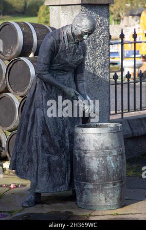 La statue de la petite fille de hareng près du port de Stornoway, île de Lewis, Hébrides extérieures, Écosse, Banque D'Images