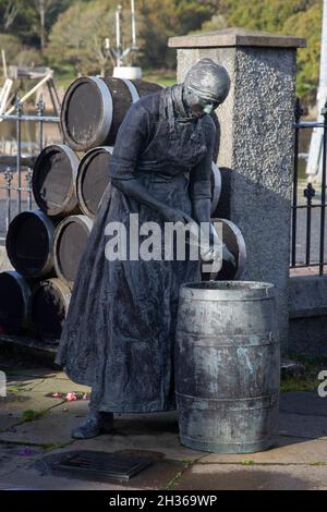 La statue de la petite fille de hareng près du port de Stornoway, île de Lewis, Hébrides extérieures, Écosse, Banque D'Images