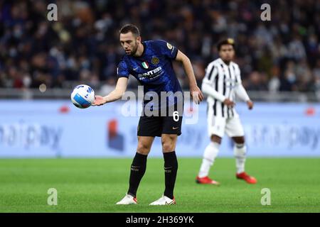 Stefan de Vrij de FC Internazionale gestes pendant la série Un match entre FC Internazionale et Juventus FC . Banque D'Images