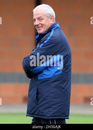 Photo du dossier datée du 28-09-2010, du gestionnaire des Rangers Walter Smith, lors d’une séance d’entraînement à Murray Park, à Glasgow.L'ancien Scotland, les Rangers et le gérant d'Everton Walter Smith est décédé à l'âge de 73 ans, ont annoncé les Rangers.Date de publication : le mardi 26 octobre 2021. Banque D'Images