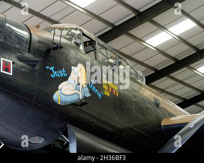 Art nez sur Avro Lancaster NX611 'Just Jane' ujnder restauration au Lincolnshire Aviation Heritage Centre, East Kirkby Airfield près de Spilsby. Banque D'Images