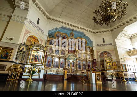 Vue de l'église orthodoxe à l'intérieur avec de belles icônes.Barnaul Russie 15 septembre 2021 Banque D'Images