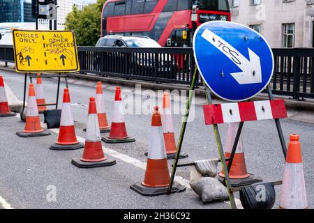 Panneaux de signalisation et de déviation pour contrôler la circulation pendant les travaux de réparation de route sur Waterloo Bridge Central London England UK Banque D'Images