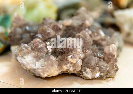 Cristal Pierre macro, violet rugueux amethyst cristaux de quartz Banque D'Images