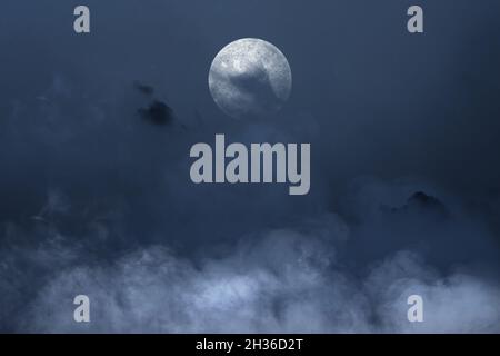 Pleine lune avec nuages sombres la nuit. Concept Halloween Banque D'Images