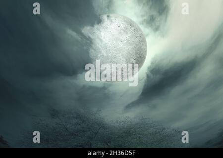 Pleine lune avec nuages sombres la nuit. Concept Halloween Banque D'Images