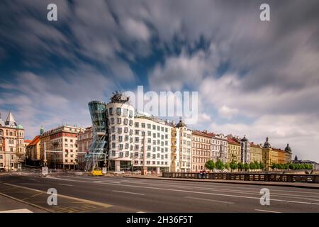 PRAGUE, RÉPUBLIQUE TCHÈQUE - 09 mai 2017 : une photo de la maison dansante sur les rives de la Vltava à Prague, République tchèque Banque D'Images