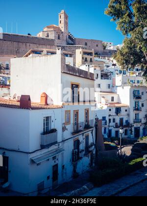 IBIZA, ESPAGNE - 14 octobre 2020 : vue verticale des vieux bâtiments grungy blancs d'Ibiza avec balcons par temps ensoleillé Banque D'Images