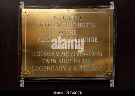 Plaque sur le White Swan Hotel, Alnwick, Northumberland, Royaume-Uni concernant son utilisation du First Class Lounge du SS Olympic, navire jumeau au Titani Banque D'Images
