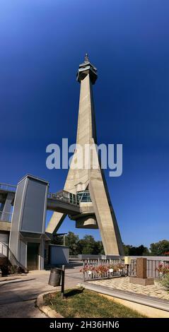 Tour Avala à Belgrade fond bleu ciel Banque D'Images