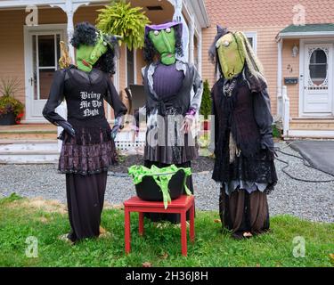 Trois sorcières défilent dans le cadre du festival annuel de Mahone Bay, en Nouvelle-Écosse Banque D'Images