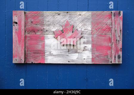 Drapeau canadien en bois d'époque peint sur le bois de la grange rustique ancienne Banque D'Images