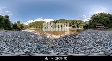 Vue panoramique à 360° de panorama 360 hdri sans couture sur la côte en pierre d'une rivière de montagne rapide en projection sphérique équirectangulaire.Contenu VR AR
