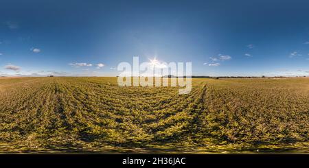 Vue panoramique à 360° de Panorama hdri du soir 360 vue parmi les champs d'élevage avec nuages de coucher de soleil en projection sphérique équirectangulaire, prêt pour VR AR réalité virtuelle conten