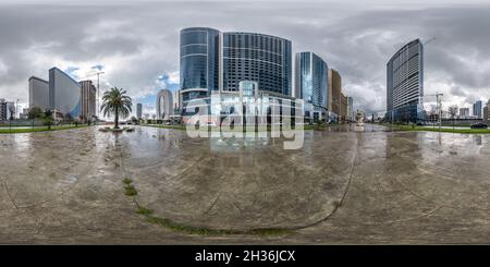 Vue panoramique à 360° de BATUMI, GÉORGIE - SEPTEMBRE 2021 : panorama hdri sphérique sans couture complet à 360 degrés sur la place parmi les gratte-ciels et les immeubles de bureaux après la pluie en eq
