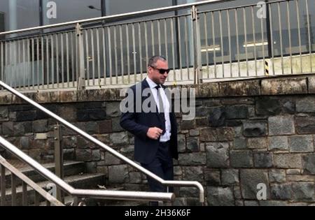 Screengrab tiré de PA Video de Carl Davies quittant la cour de la Couronne de Caernarfon où il a été averti qu'il fait face à la prison après avoir plaidé coupable de traquer l'ancienne présentatrice de BBC Breakfast Louise Minchin.Date de la photo: Mardi 26 octobre 2021. Banque D'Images