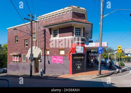 Un bâtiment en brique de deux étages situé dans l'entre-deux-guerres, à l'angle de la rue commerçante de Grandview Lane et de l'avenue Grandview à Pymble, Nouvelle-Galles du Sud, en Australie Banque D'Images