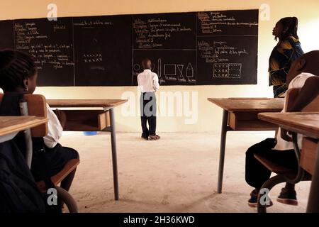 NIGER.NIAMEY.ÉLÈVE AU TABLEAU NOIR DE L'ÉCOLE CATHOLIQUE Banque D'Images