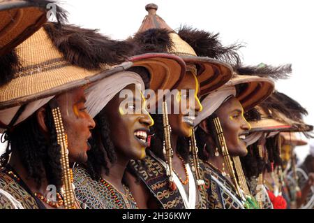 NIGER.TAGAYET.DANSE TRADITIONNELLE DU WODAABE OU BORORO QUI SONT UN PETIT SOUS-GROUPE DU GROUPE ETHNIQUE FULANI Banque D'Images