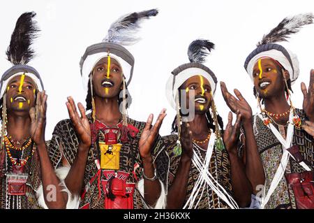 NIGER.TAGAYET.DANSE TRADITIONNELLE DU WODAABE OU BORORO QUI SONT UN PETIT SOUS-GROUPE DU GROUPE ETHNIQUE FULANI Banque D'Images