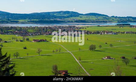 Schwangau est une municipalité du district de Ostallgäu en Bavière, Allemagne. Pays vert , vue sur le lac Forggensee Banque D'Images