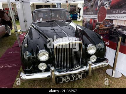 Vue de face d'un Blue, 1960, Bentley S2 Continental 'Flying Spur' Saloon, exposé au London Classic car Show 2021 Banque D'Images