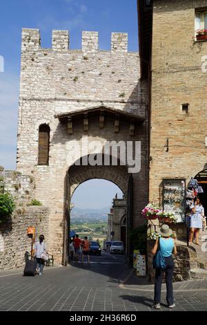 Porte Porta San Francesco, touristes, Assise, Ombrie, Italie,Europe Banque D'Images