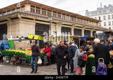 Paris, France - 11 février 2019 : ambiance animée pendant le marché du lundi sur la place d'Aligre Banque D'Images