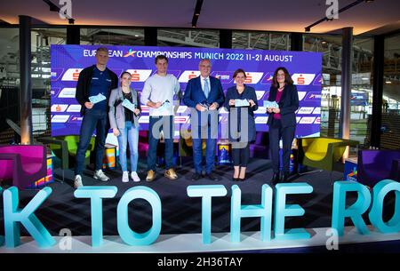 Munich, Allemagne.26 octobre 2021.Oliver Zeider (l-r), rameur, Sarah Voss, gymnaste, Thomas Röhler,Joachim Herrmann (CSU), Ministre de l'intérieur de Bavière, Verena Dietl (SPD), troisième maire de Munich, et Marion Schöne, Directrice générale Olympiapark München GmbH, participent à une conférence de presse au Parc Olympique.La vente des billets pour les championnats d'Europe 2022 commencera le 26.10.2021.Les championnats d'Europe sont prévus à Munich de 11 à 21.08.2022.Credit: Sven Hoppe/dpa/Alay Live News Banque D'Images