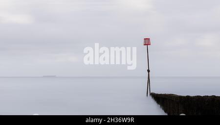 Groyne avec borne de marqueur d'extrémité à Shanklin Beach sur l'île de Wight en Angleterre Banque D'Images