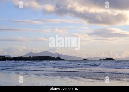 Vue latérale sur Ynys Llanddwyn depuis la plage de Malltraeth sur Angelsey, dans le nord du pays de Galles, au Royaume-Uni Banque D'Images
