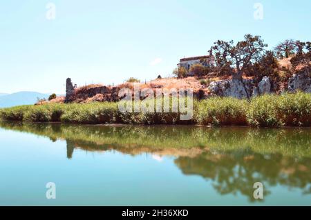 FLORINA, GRÈCE - 01 août 2020 : une église abandonnée sur un petit îlot dans le parc national de Prespa, Grèce. Banque D'Images