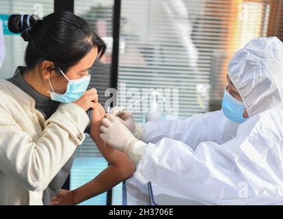 Changsha, province chinoise du Hunan.26 octobre 2021.Un résident reçoit une dose de rappel du vaccin COVID-19 dans un centre de services communautaires du district de Tianxin, à Changsha, dans la province centrale de Hunan, en Chine, le 26 octobre 2021.Credit: Chen Zeguo/Xinhua/Alay Live News Banque D'Images