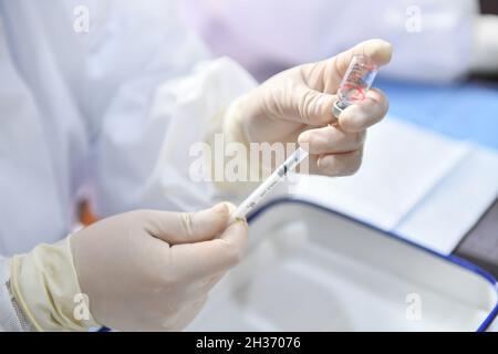 Changsha, province chinoise du Hunan.26 octobre 2021.Un travailleur médical prépare une dose de rappel du vaccin COVID-19 dans un centre de services communautaires du district de Tianxin de Changsha, dans la province centrale de Hunan en Chine, le 26 octobre 2021.Credit: Chen Zeguo/Xinhua/Alay Live News Banque D'Images