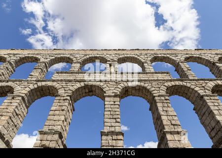 Photo à angle bas de l'aqueduc de Ségovie en Espagne Banque D'Images