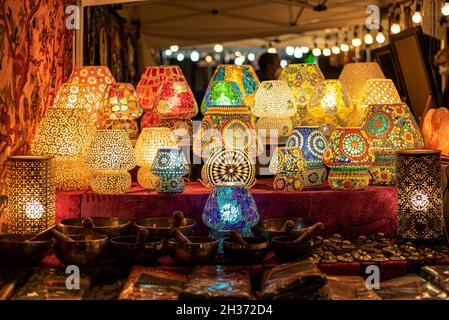 Les lampes d'exposition arabes sont détaillées dans un marché dans l'obscurité Banque D'Images