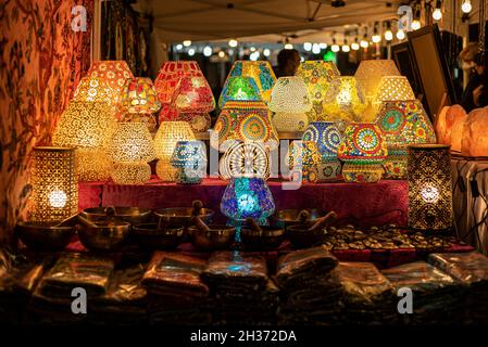 Les lampes d'exposition arabes sont détaillées dans un marché dans l'obscurité Banque D'Images