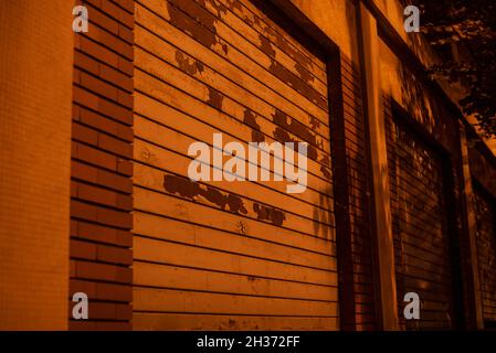 La porte de l'édifice abandonné est tombée la nuit dans la rue Banque D'Images