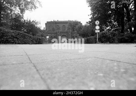 PRISON DE SPANDAU, à l'ouest de Berlin, en Allemagne, détenue après la guerre, sept dirigeants nazis reconnus coupables dans les procès de Nüremberg ont démoli 1987 personnes après la mort de la dernière prison Rudolf Hess Banque D'Images