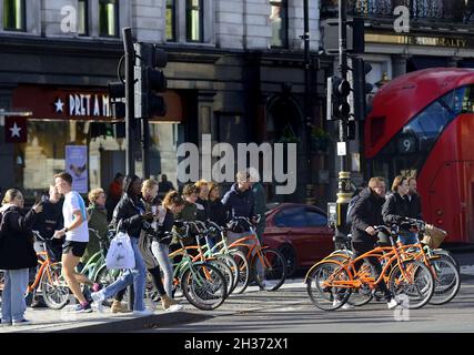 Londres, Angleterre, Royaume-Uni."Les cyclistes qui poussent à vélo à travers une traversée piétonne de Trafalgar Square. Banque D'Images